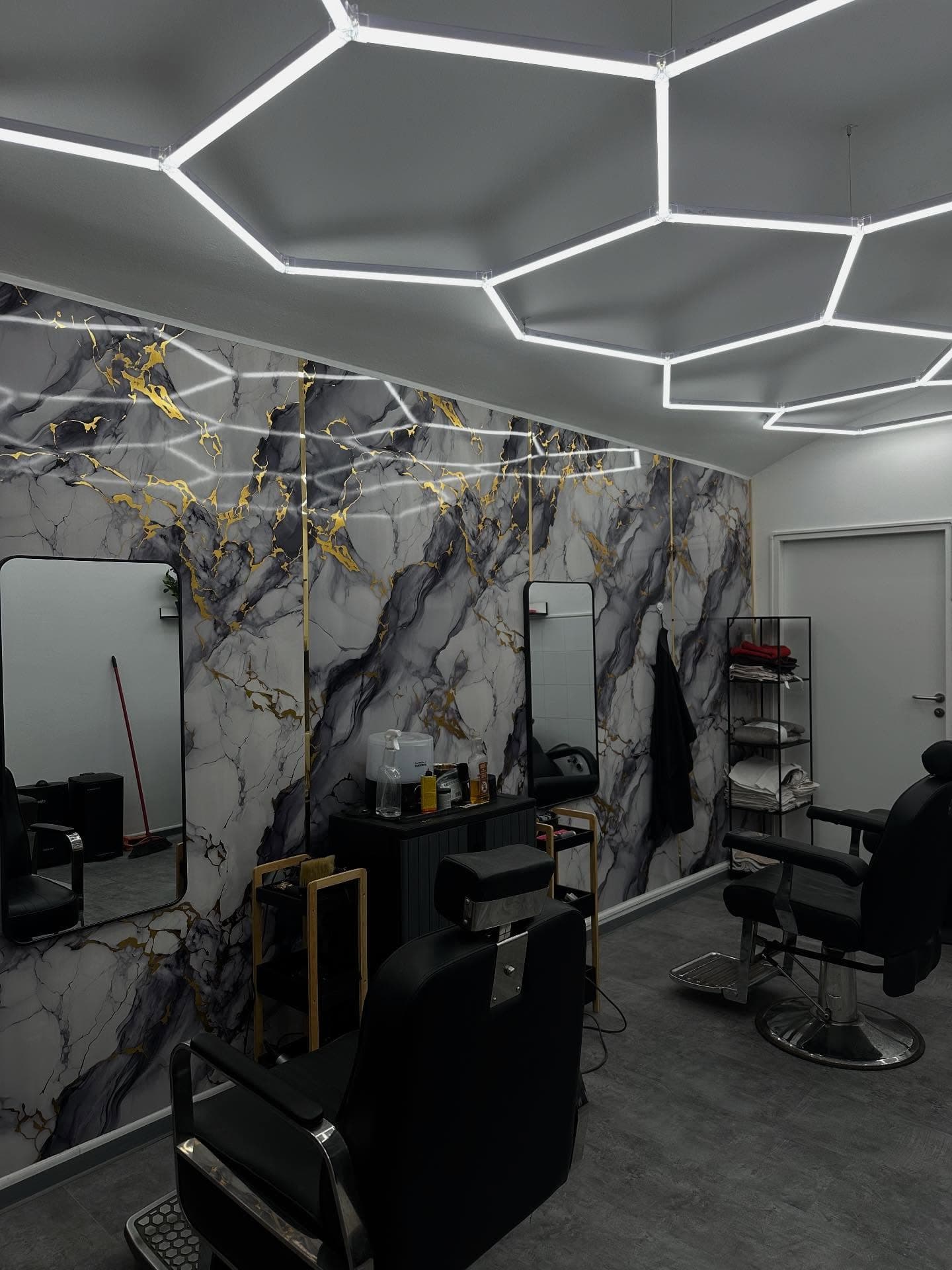 Trueside Barbershop interiér